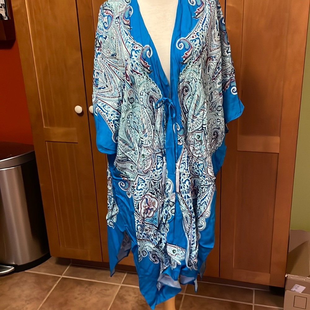 Helen Jon La Plage kimono. NWT. M/L. Blues, burgundy, green, white paisley.